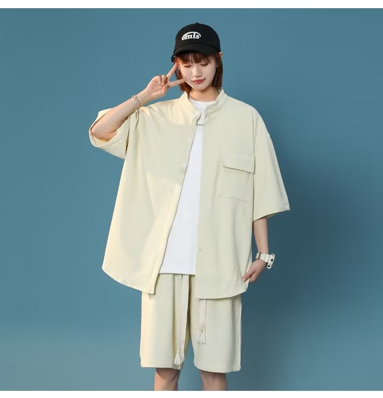 Moda 2024 nuevo estilo de Hong Kong traje de caída de seda de hielo de alta calidad pantalones cortos de camisa de manga corta para hombre estilo de tendencia de control de conjunto para hombre