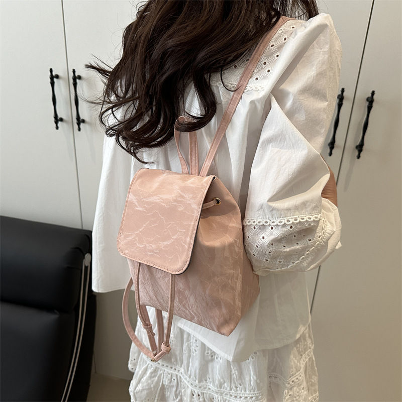 Mochila pequeña e retro ins estilo occidental mujer 2025 primavera nueva mochila de costura literaria simple y ligera