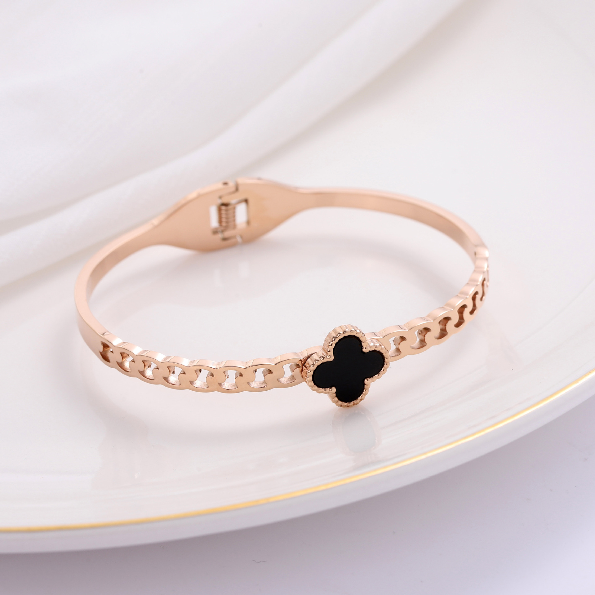 Pulsera de titanio y acero para mujer, diseño moderno y sencillo, pulsera de lujo que no se desvanece, venta al por mayor en stock.