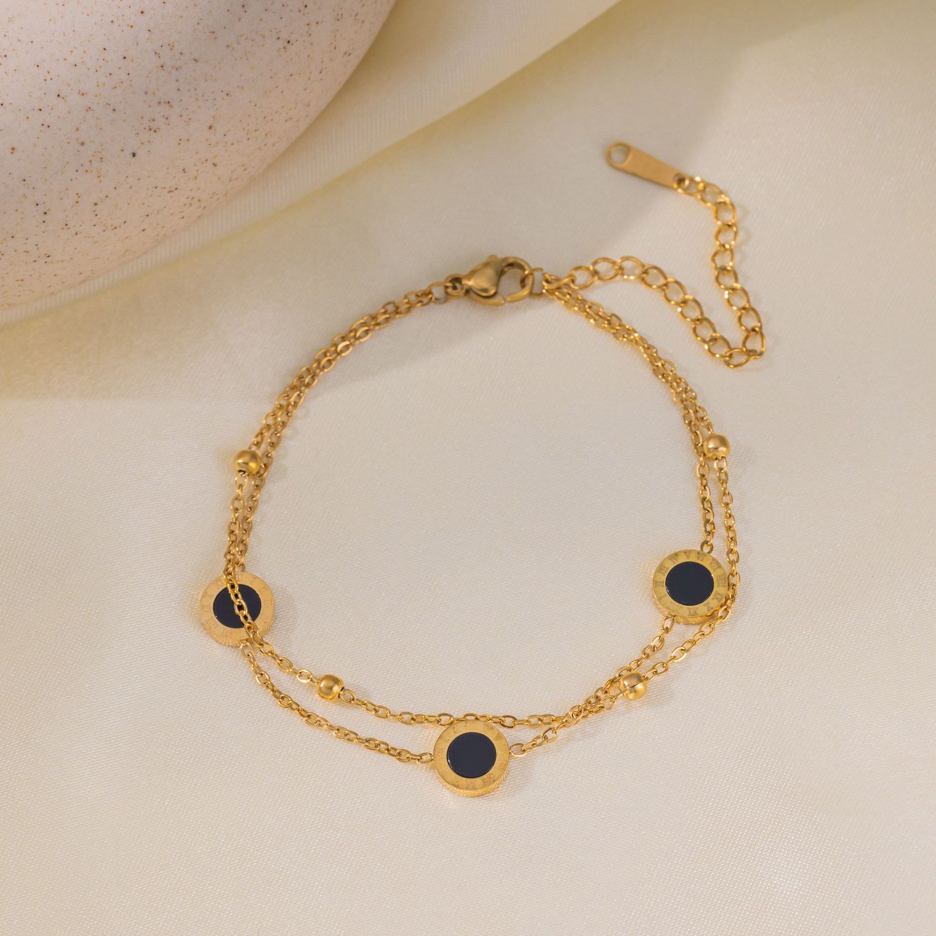 En stock, la correa de acero de titanio explosiva colección de verano no se desvanece, mujeres sencillas y sofisticadas, estilo transfronterizo europeo y americano.