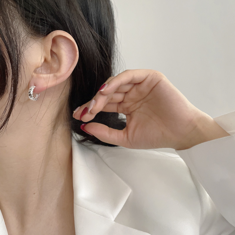 Hong Kong Style European And American Style Croissant Earrings Retro S925 Sterling Silver Earrings Ins Style Cold Simple Gold Stud Earrings display picture 5