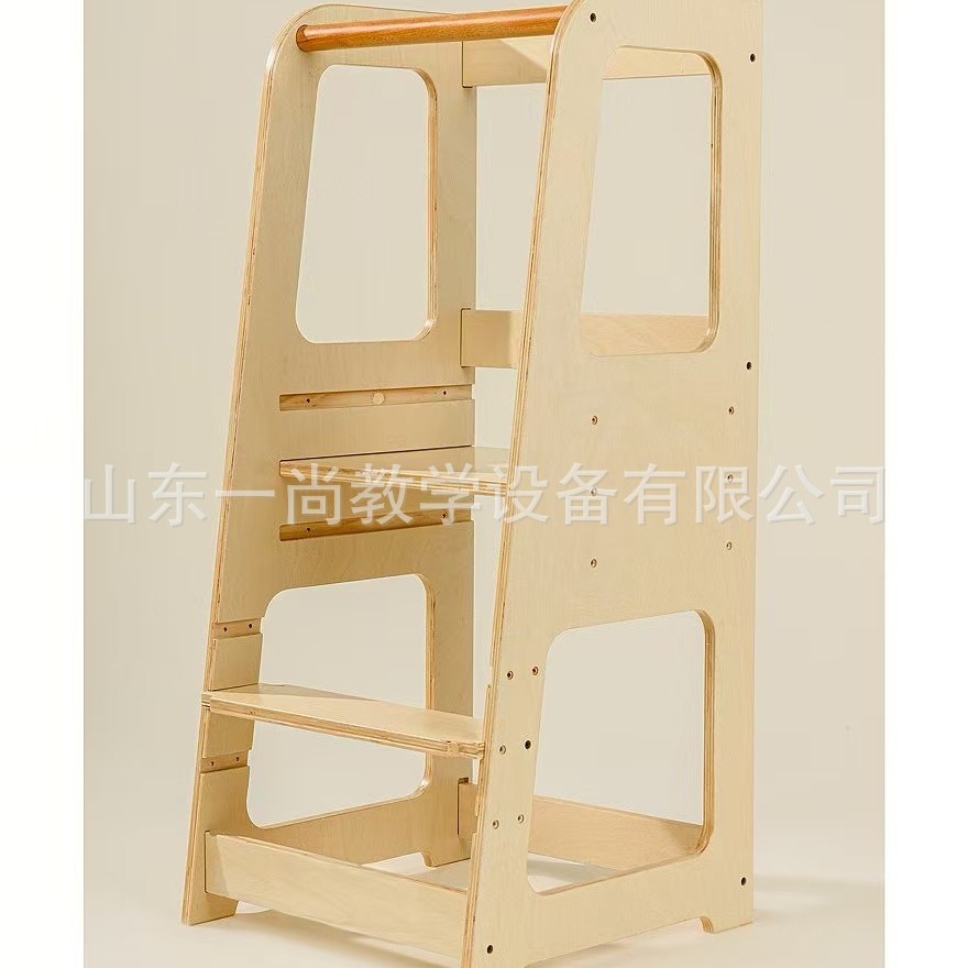 子供の手を洗う腰掛けの赤ちゃんの足は腰掛けを踏みます。