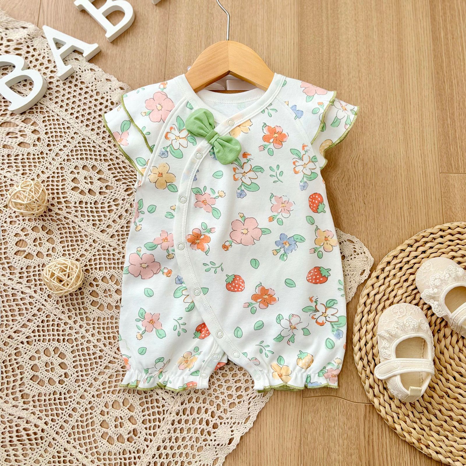 平角斜襟白底花朵-1