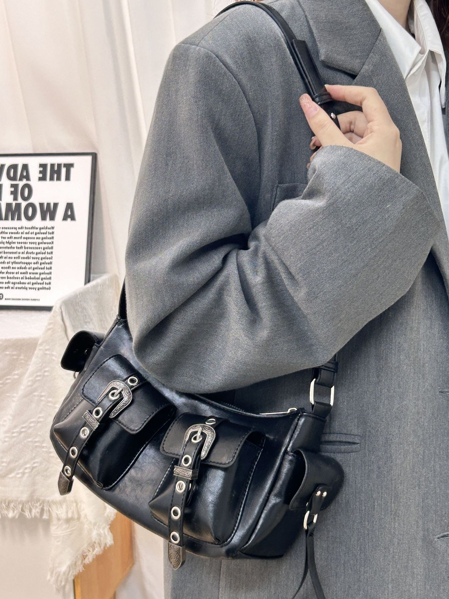 Bolso de diseñador de moda de nicho y alta gama, hebilla de cinturón de estilo de internet, múltiples bolsillos, bolso de hombro de mano, bolso de mujer nuevo y de moda con trabajo pesado