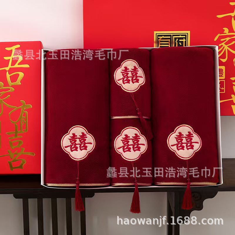 Комплект из четырех предметов из бархата бордового кораллового цвета с кисточками