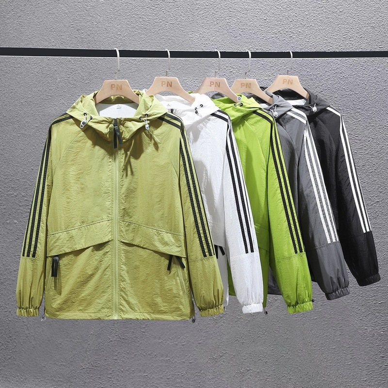Chaqueta ultrafina de comercio exterior transpirable al aire libre de tres barras ropa de protección solar para hombres ciclismo deportivo cortavientos de secado rápido chaqueta con capucha para hombres image 3