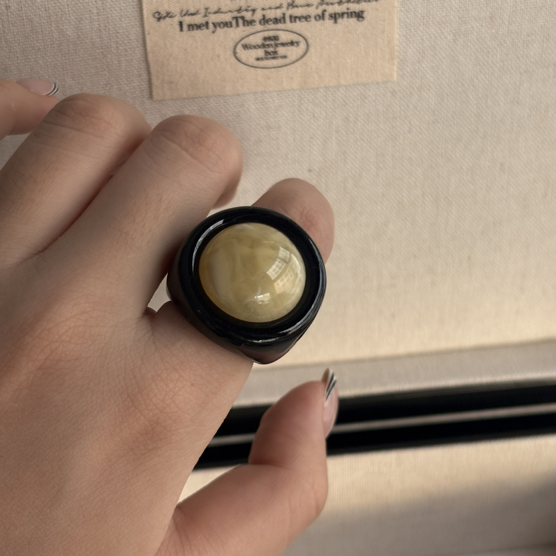 Minimalistisk fransk retro ring i röd harts för damer elegant_voghion.com