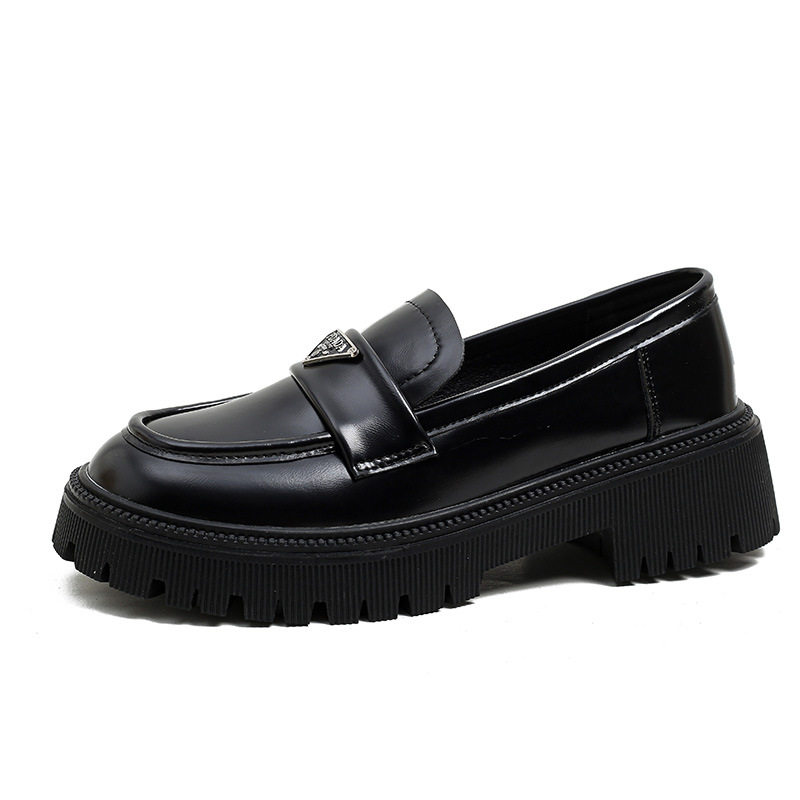 Giày lười nữ mũi tròn đế cao gót vừa 3–5 cm, da lìa logo tam giác — Màu đen