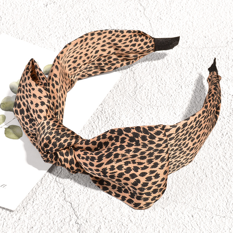 Einfaches Geknotetes Stirnband Mit Leoparden-fruchtdruck display picture 9
