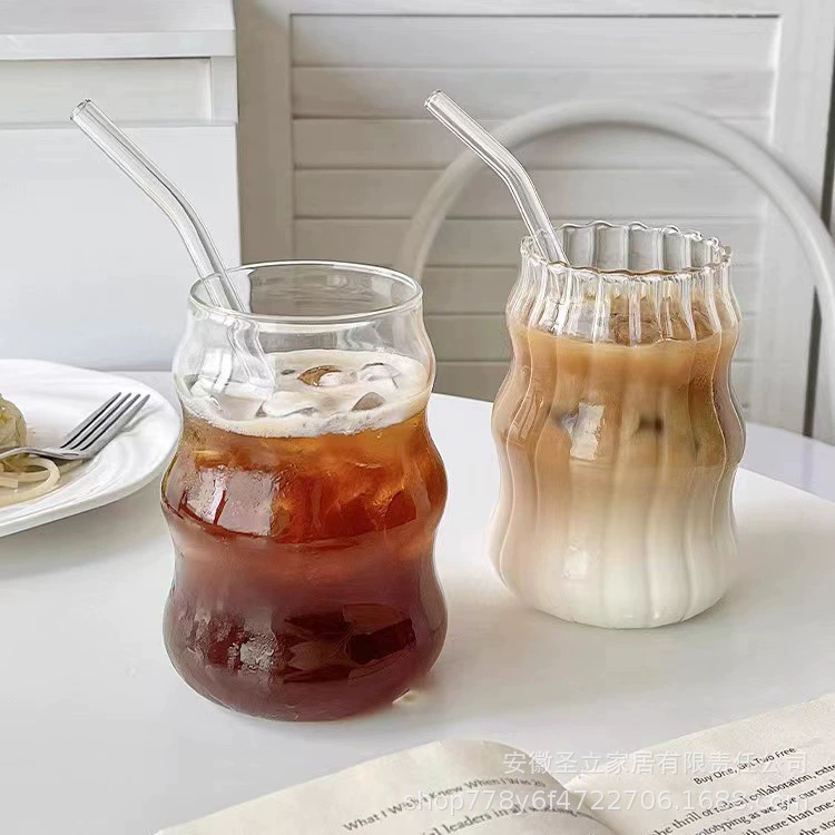 Кофейная стеклянная чашка Fat Dudu со straw ins, девушка с высоким уровнем привлекательности пьет холодную воду, напиток молочная чашка