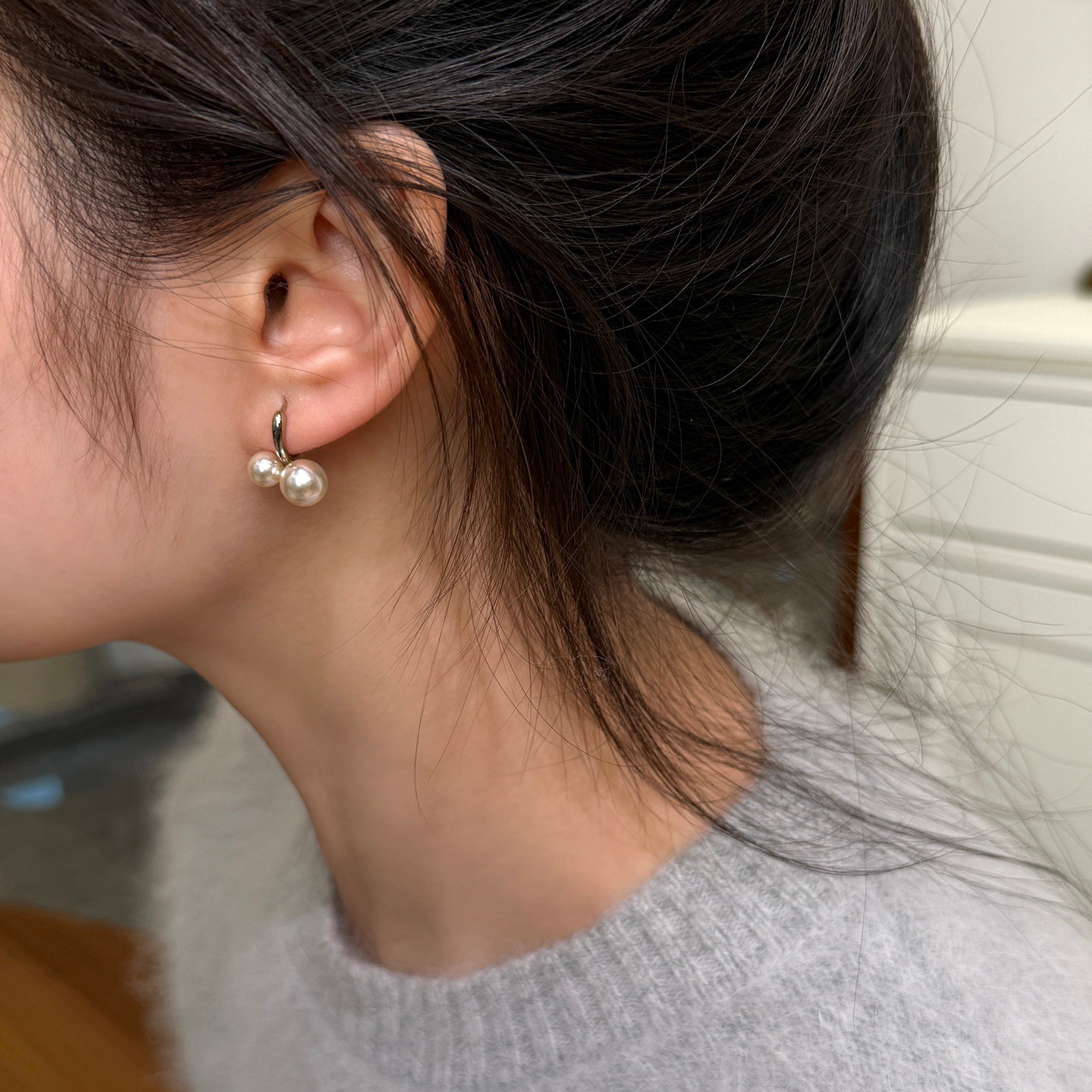 Elegant Pearl Cherry Stud Earrings In Mocha Mousse And Gold Tone_voghion.com