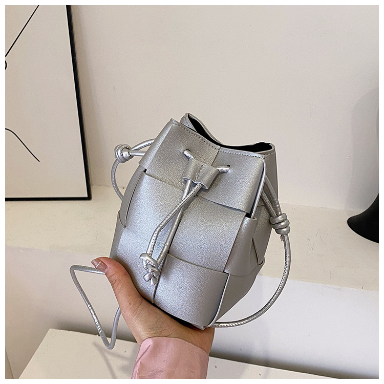 Internet famous handbag for women in 2024, high-end drawstring woven shoulder bag with large capacity, trendy and fashionable crossbody bucket bag_voghion.com