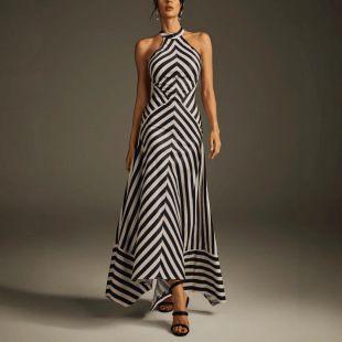 ���R�d�羳�W�����QŮ�b���|�o��¶�����R�y�B��ȹ�r���@�ݶY��Ů