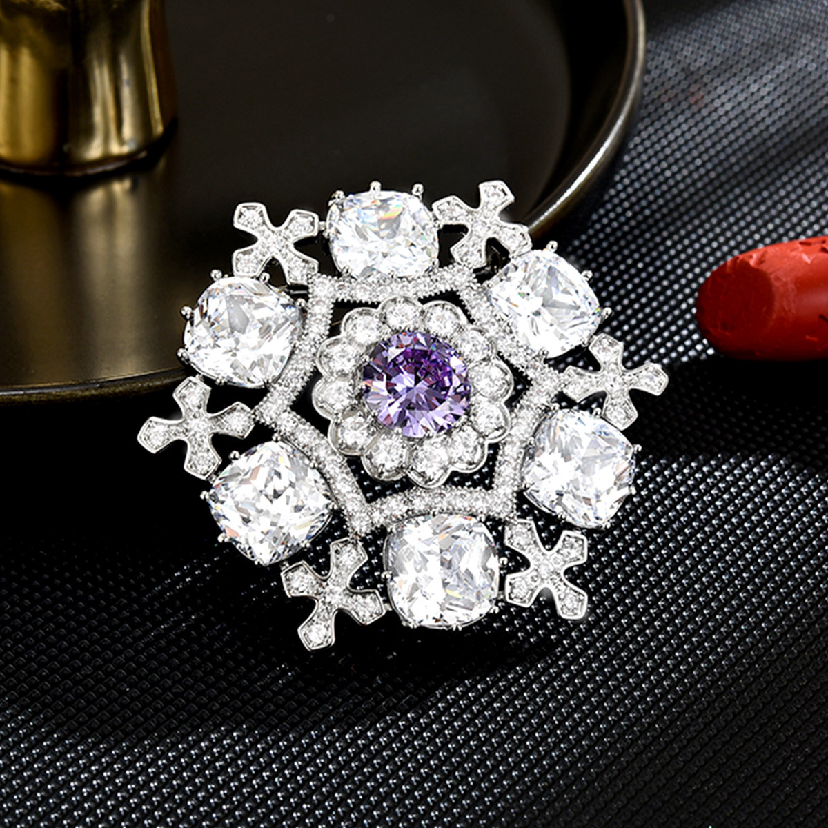 Retro sophisticated geometric elegant brooch
