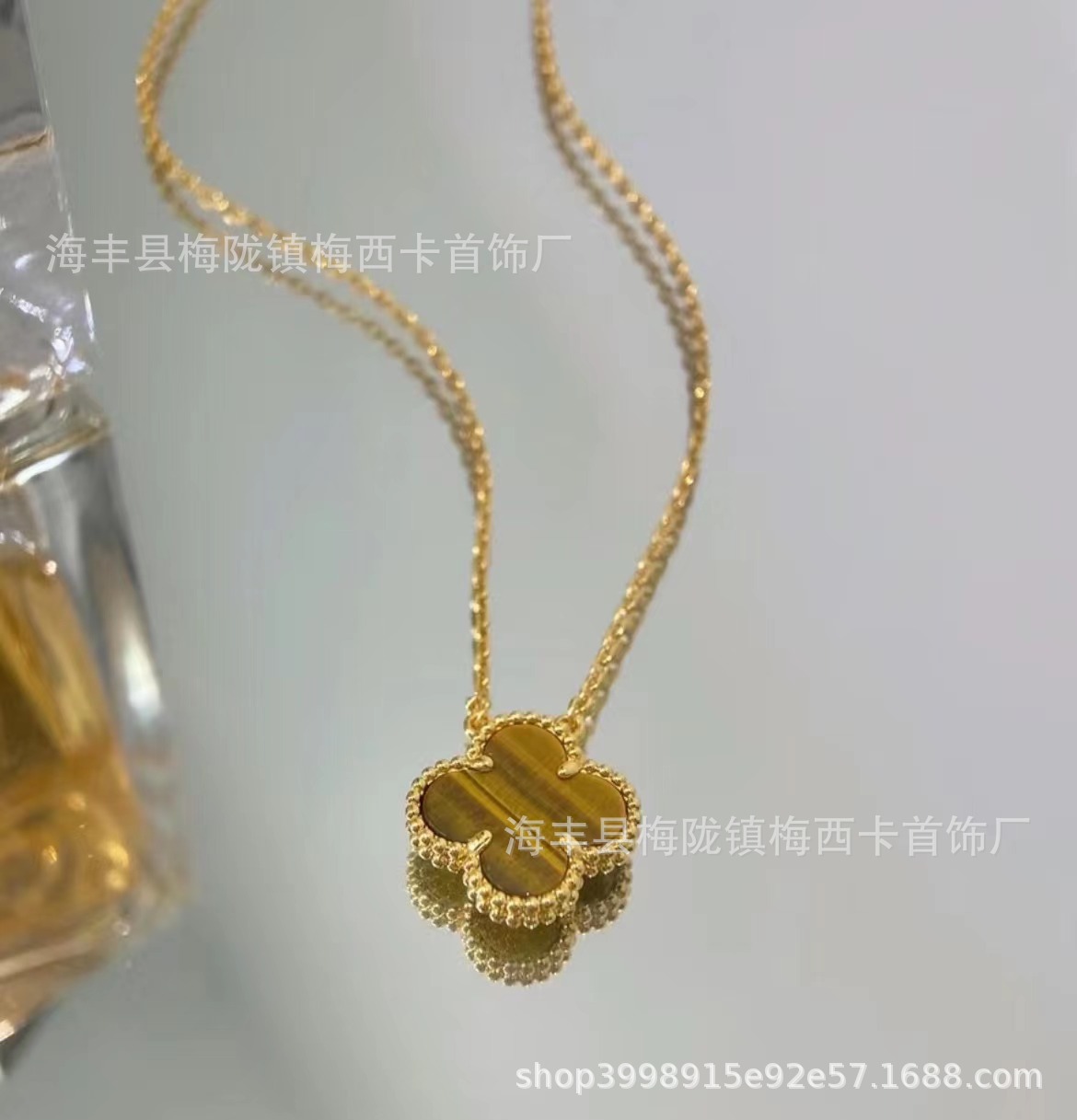 Alta edición V collar de trébol de la suerte de oro sola flor colgante de cadena de clavícula de doble cara gruesa de oro real galvanoplastia ventas directas de la fábrica