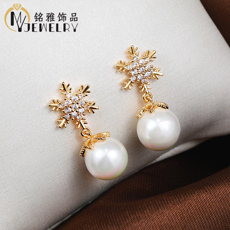 Fashionable universal earrings from pearl