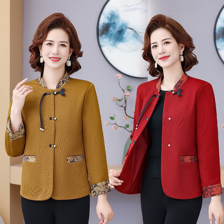 The short jacket in early autumn still keeps you feel and charm in…