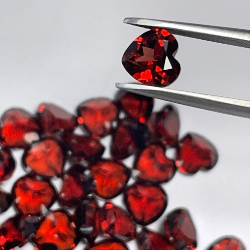 Natural Red Garnet Heart-Shaped 2.5*2.5 ~7*7 mm Faceted Pointed-Back Red Garnet Gemstone for Jewelry