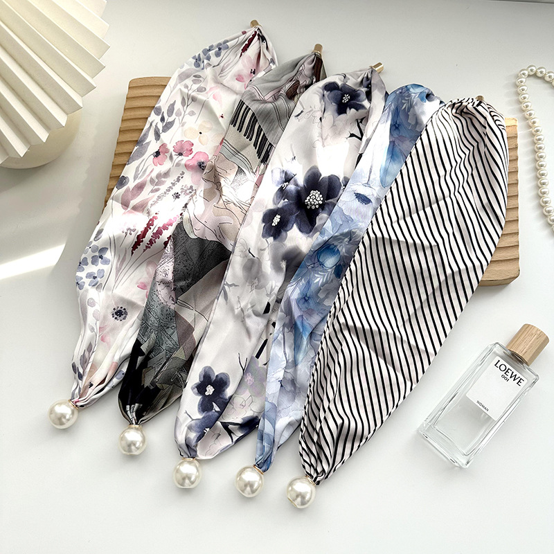 Pañuelo de seda para mujer primavera y verano 2024 nuevo collar de hebilla de succión magnética de perlas de alto nivel de nicho