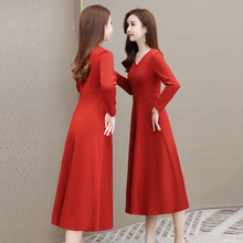 2025年秋季新款大码女装时尚红色V领连衣裙女修身气质中长款裙子
