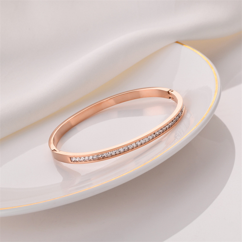 Pulsera de titanio y acero para mujer, diseño moderno y sencillo, pulsera de lujo que no se desvanece, venta al por mayor en stock.