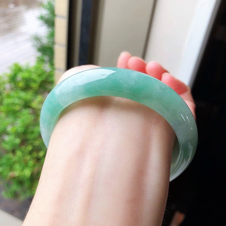 Vòng tay ngọc bích tự nhiên Miến Điện loại A hàng chính hãng dáng tròn nho xanh nhạt chi tiết 3