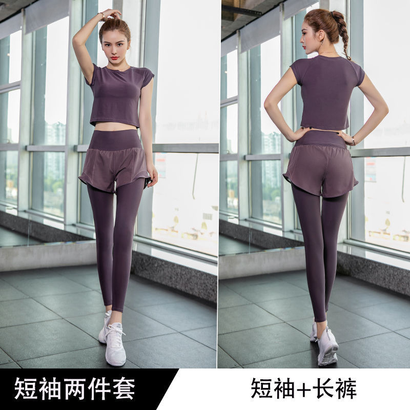 Trajes deportivos de yoga para mujeres verano nuevo 2025 nuevo abrigo con cojín de pecho secado rápido falso dos pantalones comercio exterior
