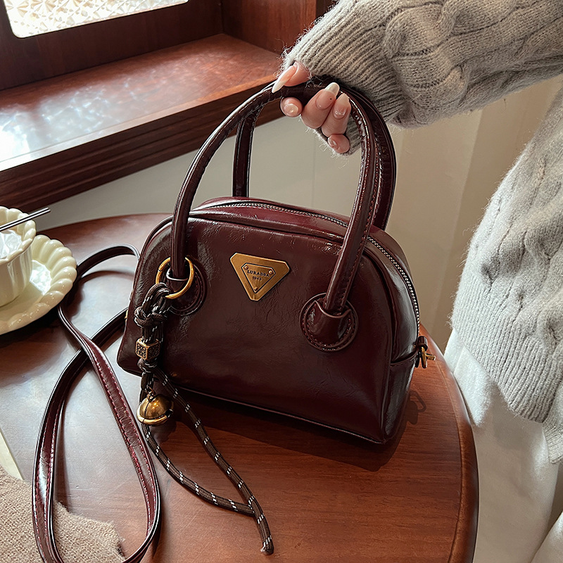 Sophisticated classic elegant universal one-shoulder bag