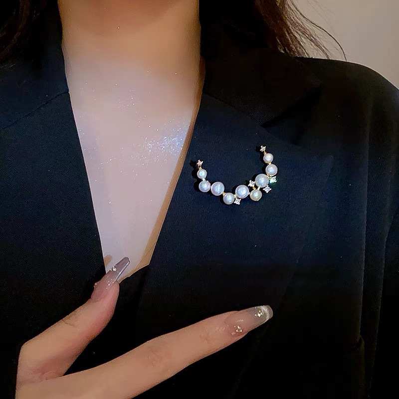 Spilla a mezzaluna con perla elegante accessorio per donna_voghion.com