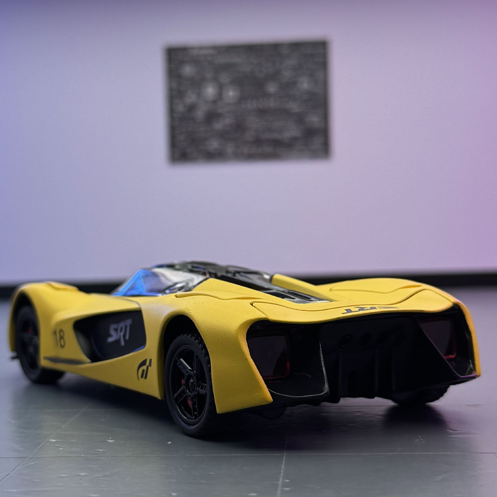 Modelo de coche Huina 1 a 32 SRT Tomahawk versión de pista de coches deportivos de aleación modelo de sonido decoración de juguete de retorno