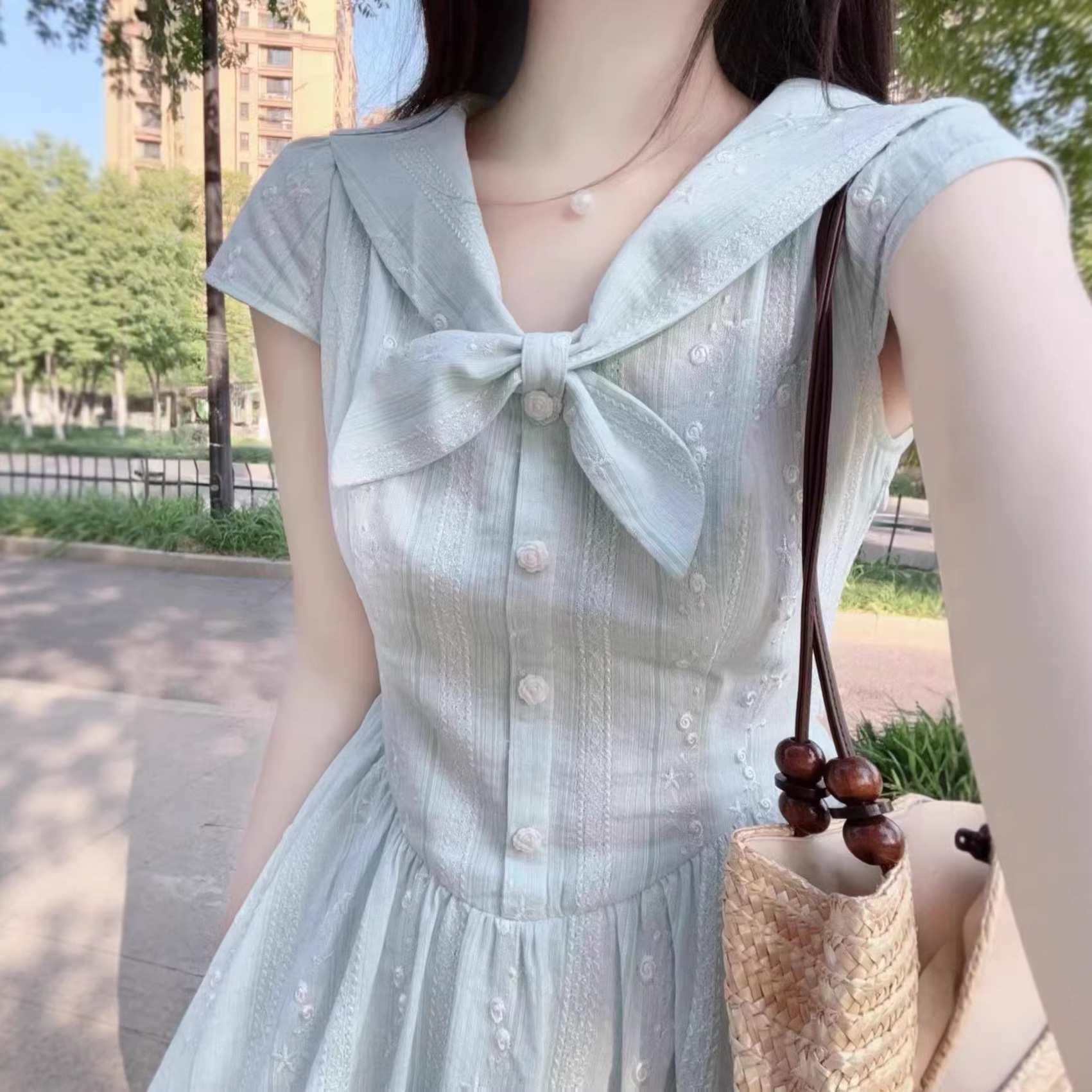 Váy liền thân suông midi màu xanh nhạt thiết kế eo ôm nhẹ — màu xanh nhạt chi tiết 2