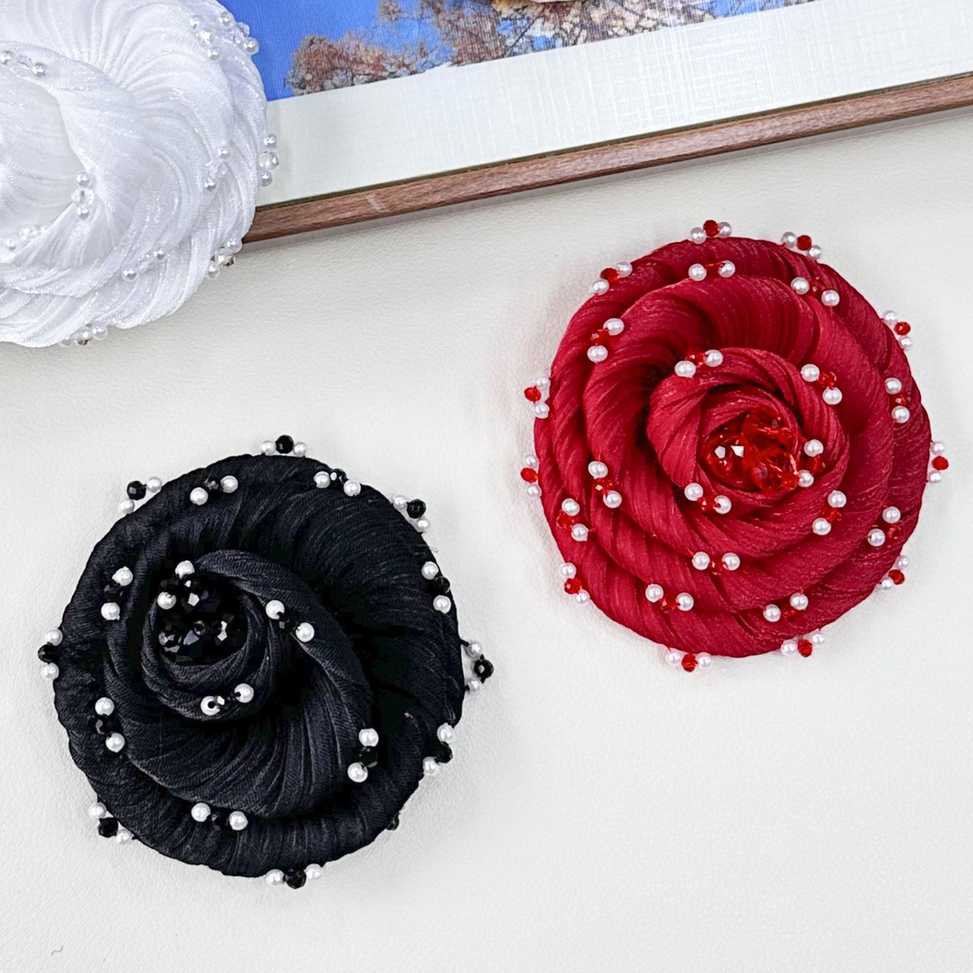 Flores de arena roja perlas multicolores adornadas con flores de tela broche de forma hermosa ropa joyas de cabello accesorios bolsos image 4