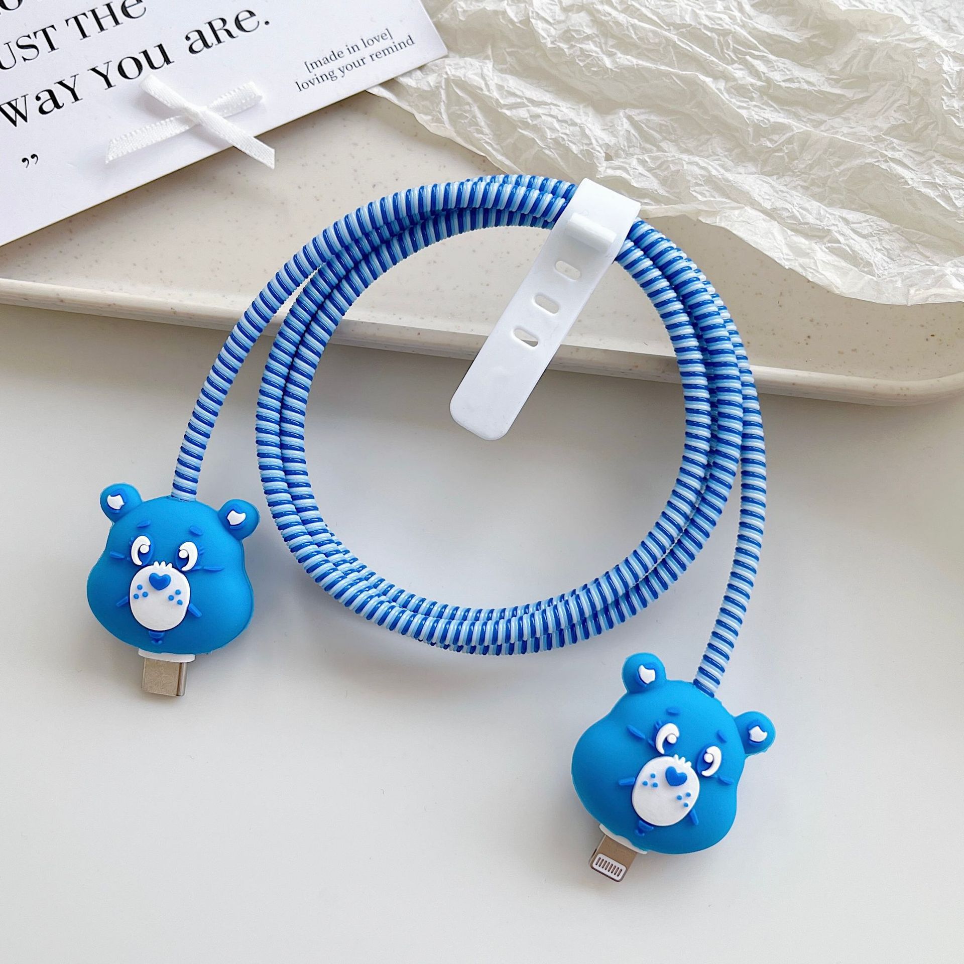 Amazon cartoon cable de datos cubierta adecuada para Apple Android cable de datos de carga rápida cuatro piezas en stock al por mayor