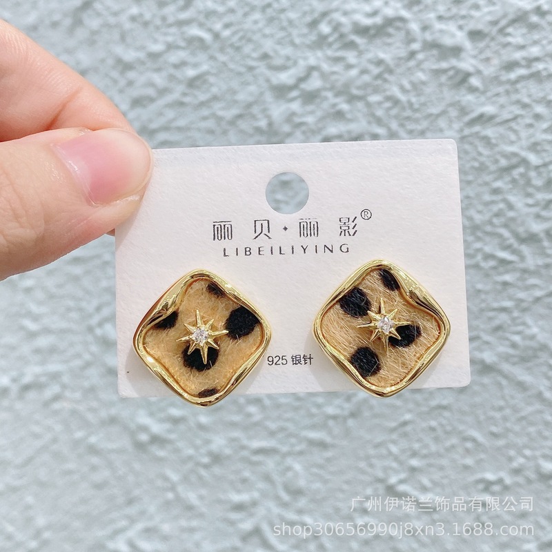 丽银/丽贝丽影早秋新款豹纹马毛系列棕色耳环几何造型925银针耳饰|undefined