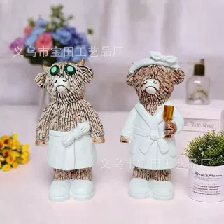 跨境新品圣诞节潮牛雕像浴巾香槟牛家居桌面装饰品摆件树脂工艺品