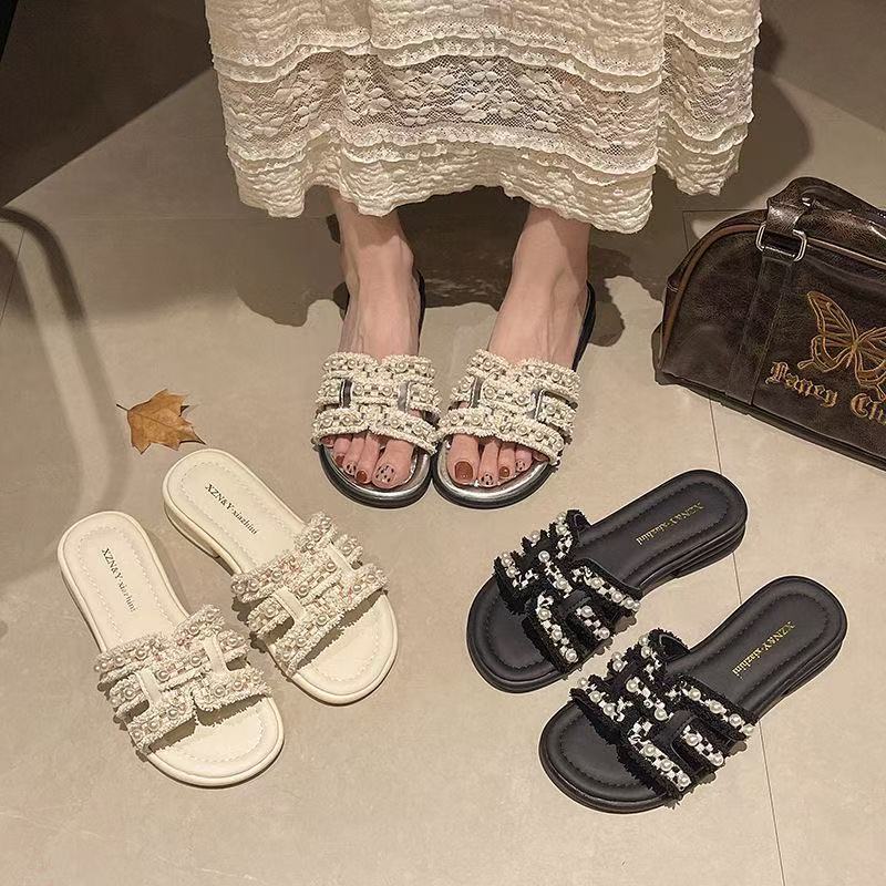 2025 New Summer Style Small Fragrant Pearl Slippers for Women to Wear Flat-Soled Flip-Flops, Versatile Beach Sandals with Skirts