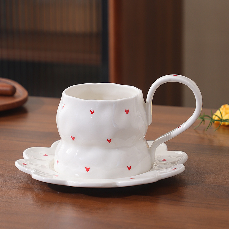 Pins viento rojo pequeño amor de alto valor pintado a mano bajo vidriado juego de tazas y platillos de cerámica taza de café irregular taza de agua