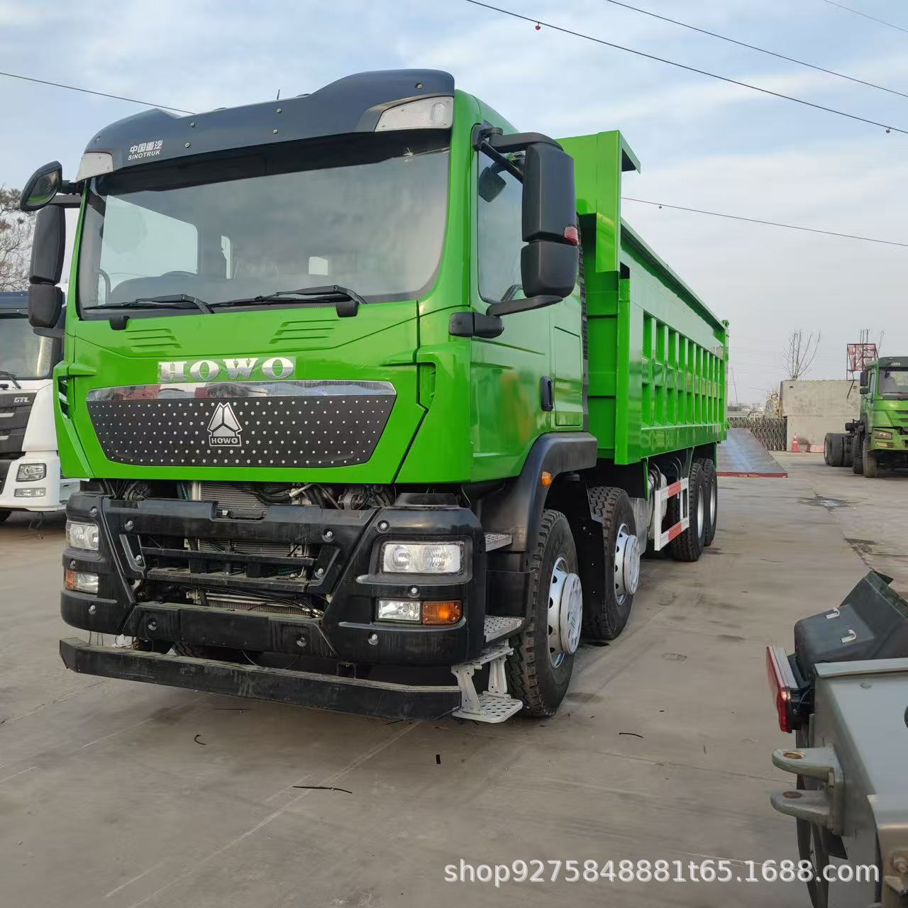 Sinotruk Howo Dump Truck 400 Horsepower 6X4 Dump Truck for Transporting Soil and Gravel