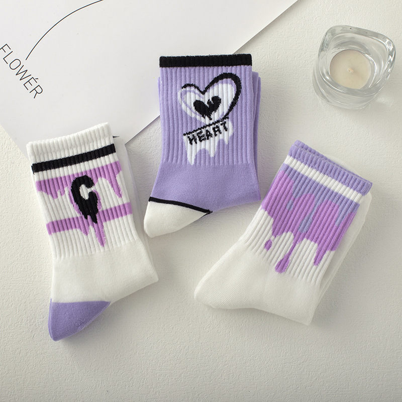 Calcetines de amor púrpura calcetines de media pantorrilla de alta apariencia para mujer de primavera y verano con letras de dibujos animados de moda estilo universitario calcetines de algodón