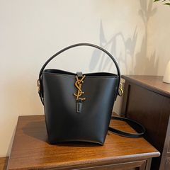 2025新型大容量バッグ女性レトロ通勤バケツバッグ純色アルファベットinsシングル肩脇下バッグbags