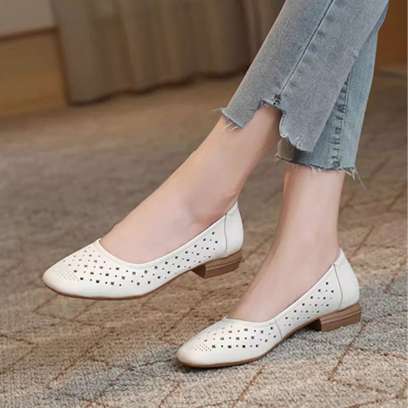 2026 verano nuevo tacones bajos superficia respirable zapatos de cuero huecos zapatos de mujer suave sandalias antideslizantes de madre