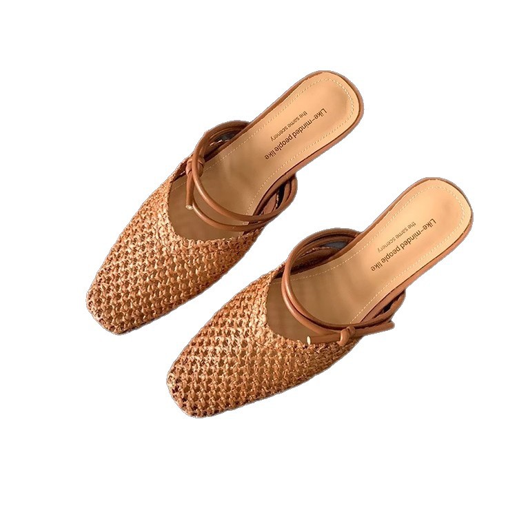 Estilo de vacaciones francés retro tejido a mano Baotou arrastre para llevar verano femenino con sandalias y zapatillas Baotou de tacón medio suave