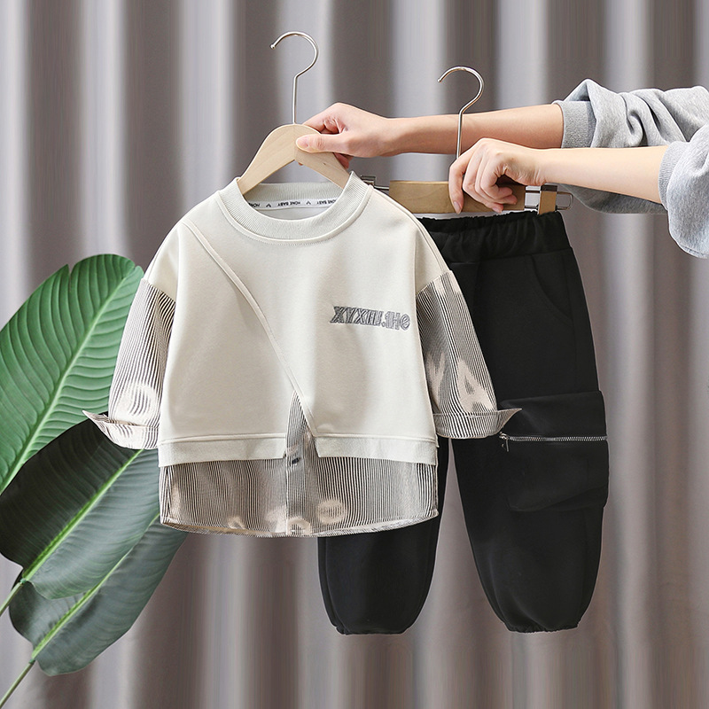 7086 Traje de primavera para niños Traje de dos piezas de ropa falsa a rayas de costura para niños de estilo occidental Traje de dos piezas de moda rojo neto de primavera y otoño