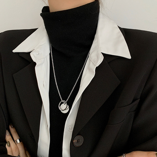 Wang Yibo's same-style Instagram-worthy hip-hop rave-inspired pendant for men and women—featuring a geometric round-disc design, perfect for pairing with hip-hop hoodies or as a standout necklace.
