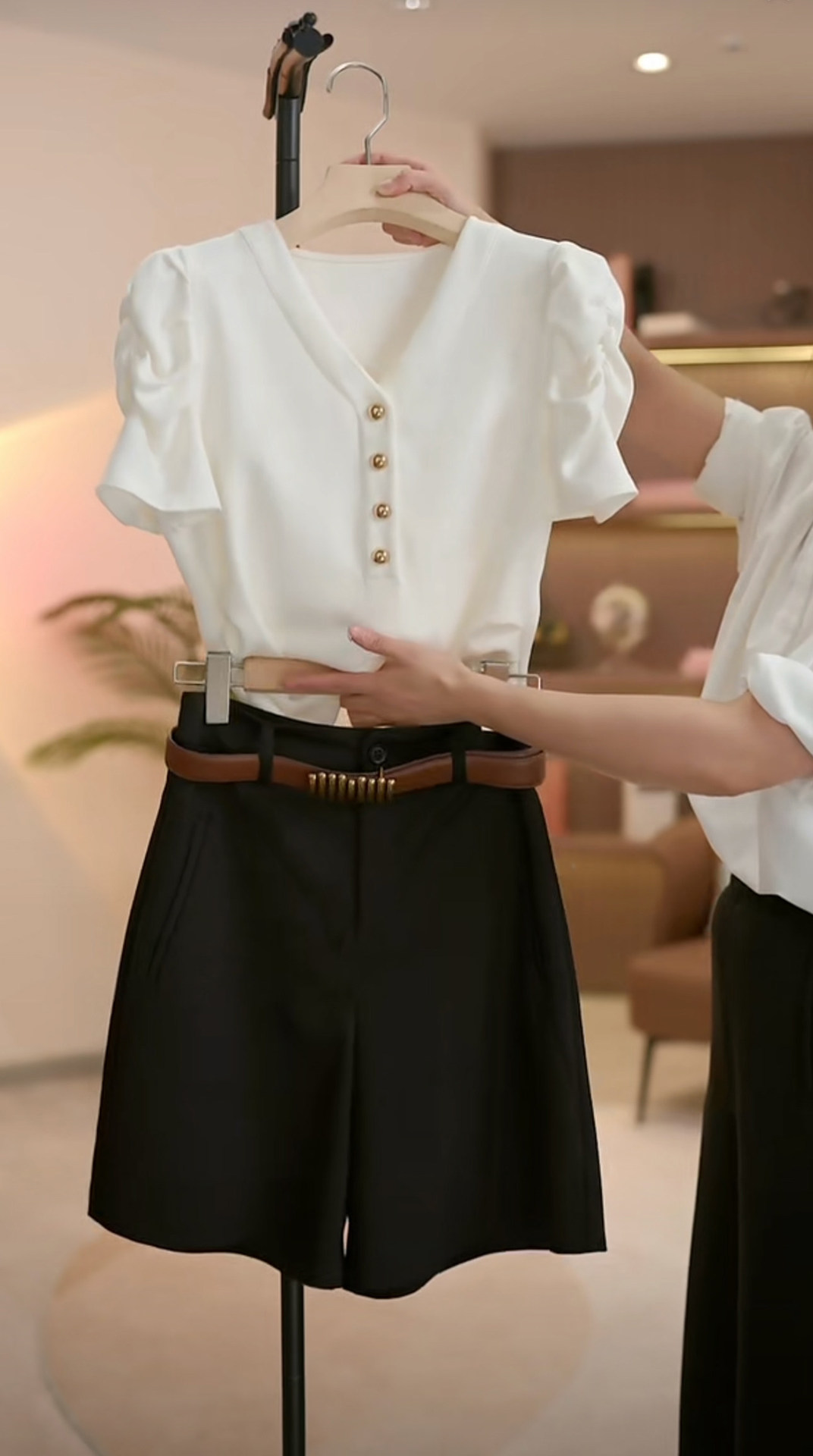 Áo thun nữ tay ngắn cổ tròn phồng vai, dáng ôm nhẹ — màu đen chi tiết 4