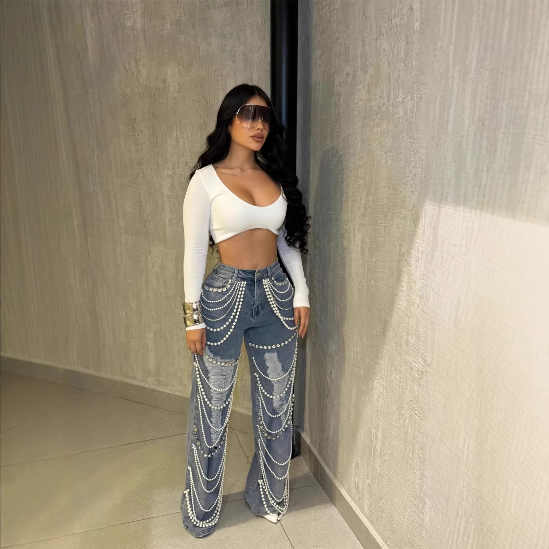 Dameskleding: Damesjeans met rechte pijpen en een verwassen look, met een hanger in de vorm van een diamanten ketting. Modieus voor formele en casual gelegenheden._voghion.com