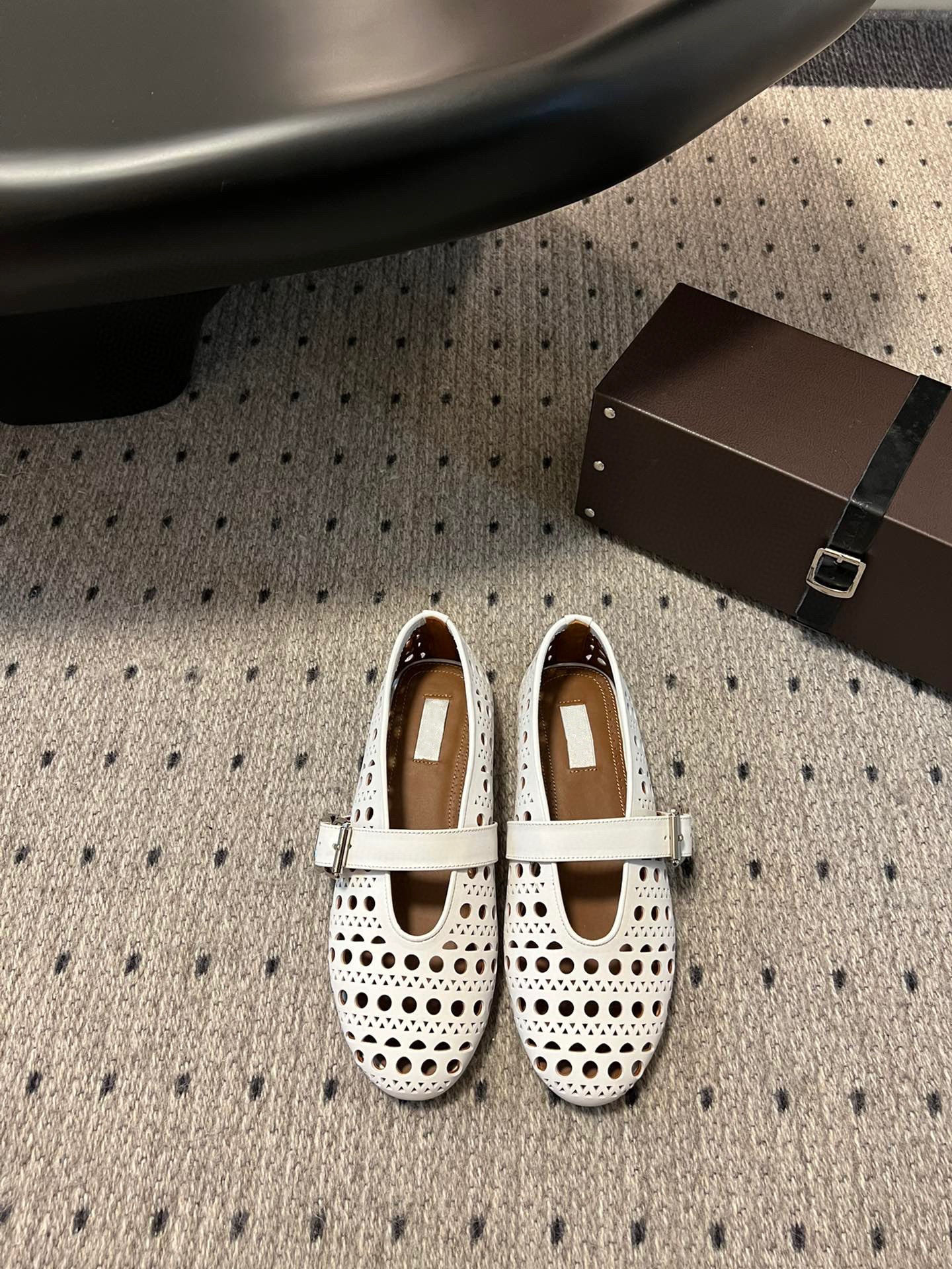 흰색 가죽 중공