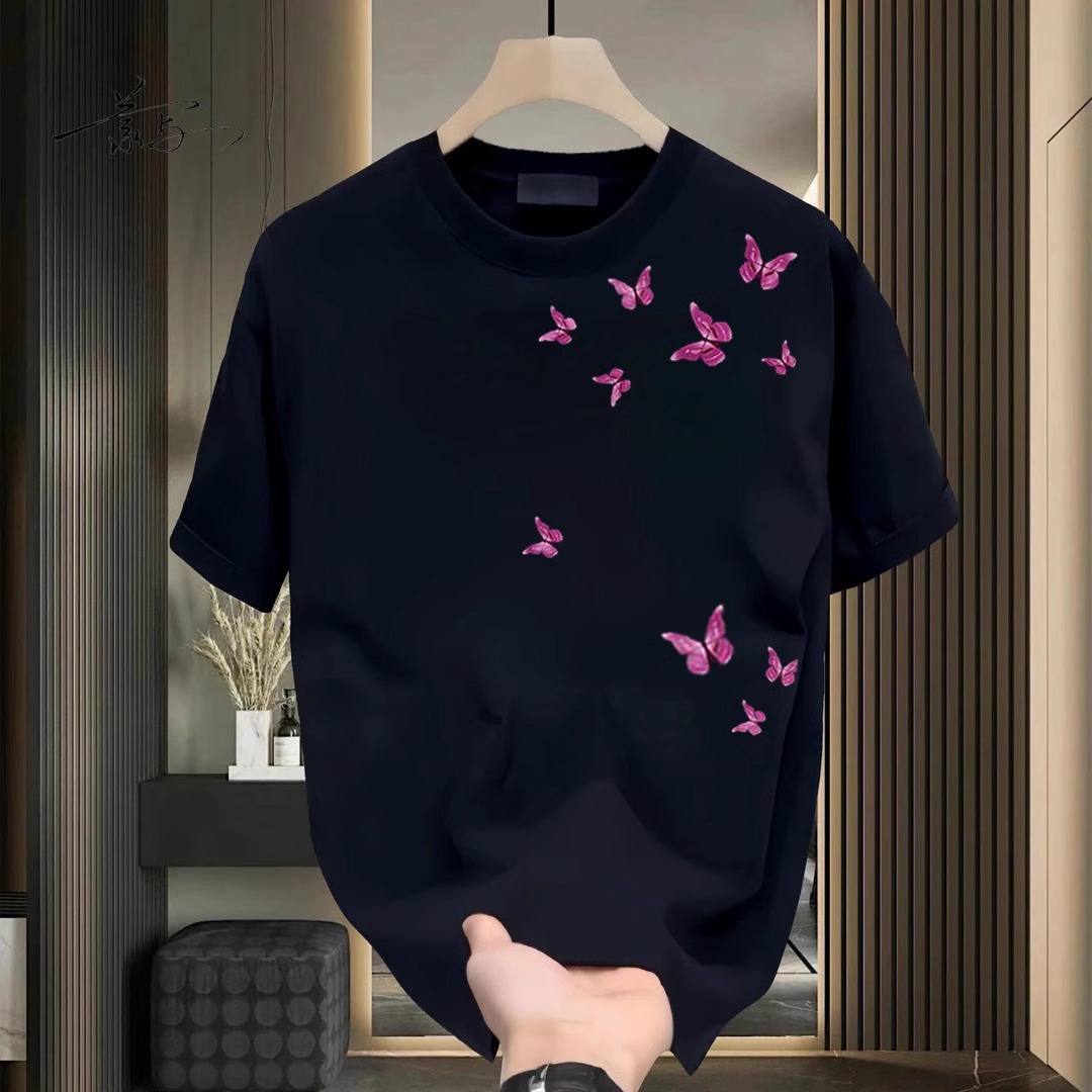 [오른쪽에 여러 마리의 분홍색 나비] 검정색