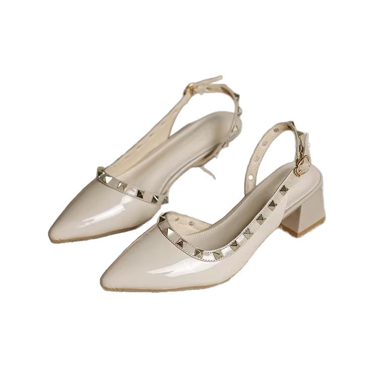 Remaches de color desnudo temperamento de tacones altos 2026 verano nuevo tacones gruesos puntiagudos para usar sandalias vacías de moda