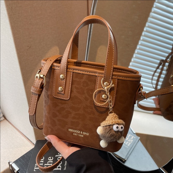 Bolso de mano transfronterizo de alta calidad, bolso de balde de moda para mujeres, otoño y invierno 2025, nuevo tipo de bolso de moda, bolso de hombro de aire extranjero